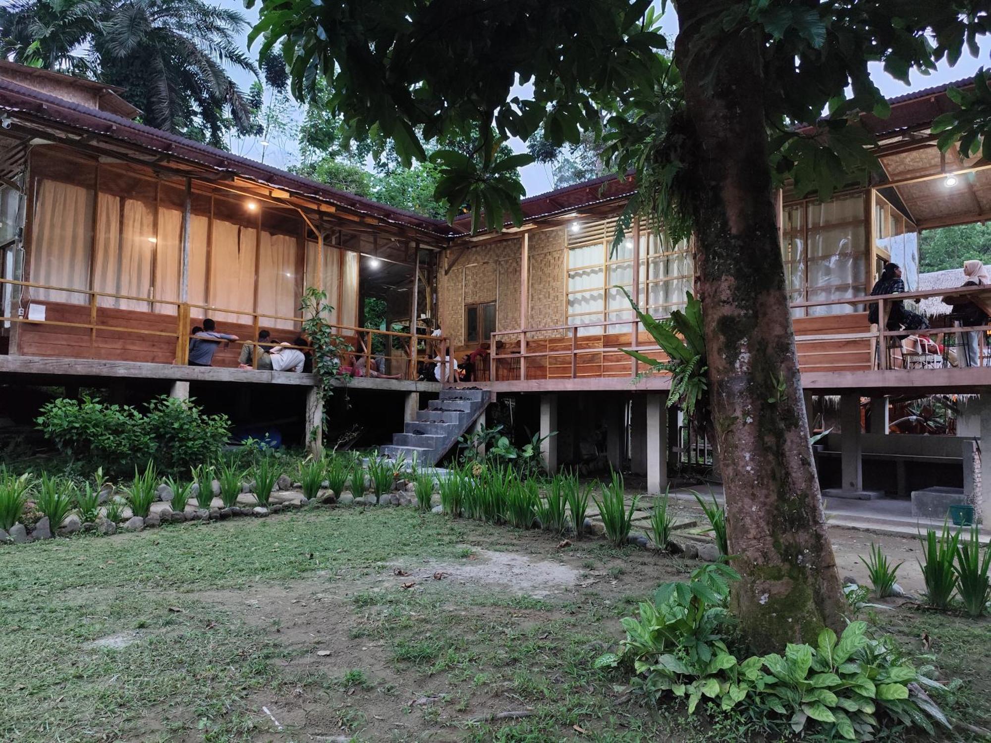 Bua Guesthouse Tangkahan Exterior photo